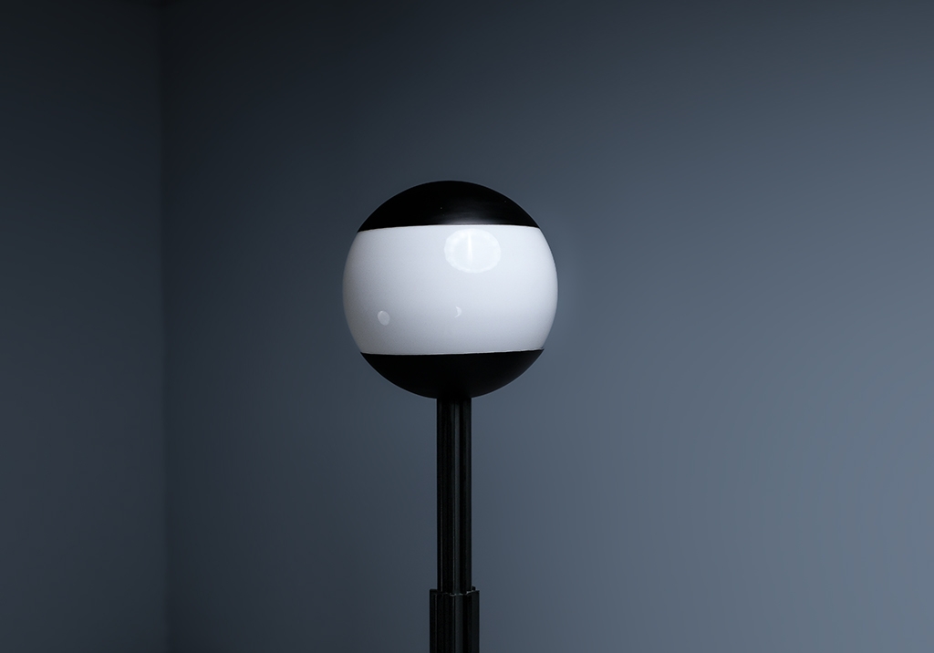 Prometeo Floor Lamp: close up of the diffuser on the pedestal
