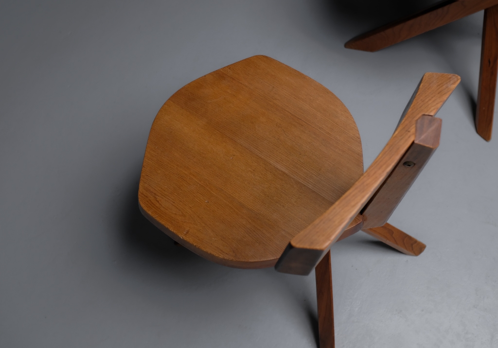 S34 chairs by Pierre Chapo: Details of one of the seats, we can see the characteristic venage of the French elm