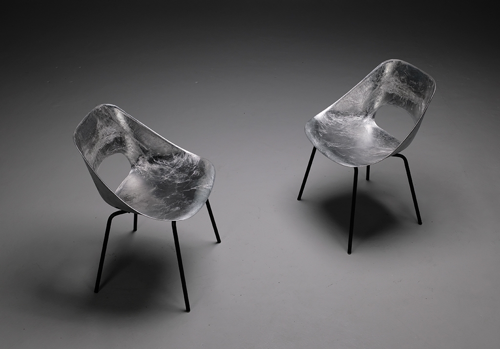 Aluminum chairs by Pierre Guariche: Bird's eye view of the tulip chairs, detail on the seat