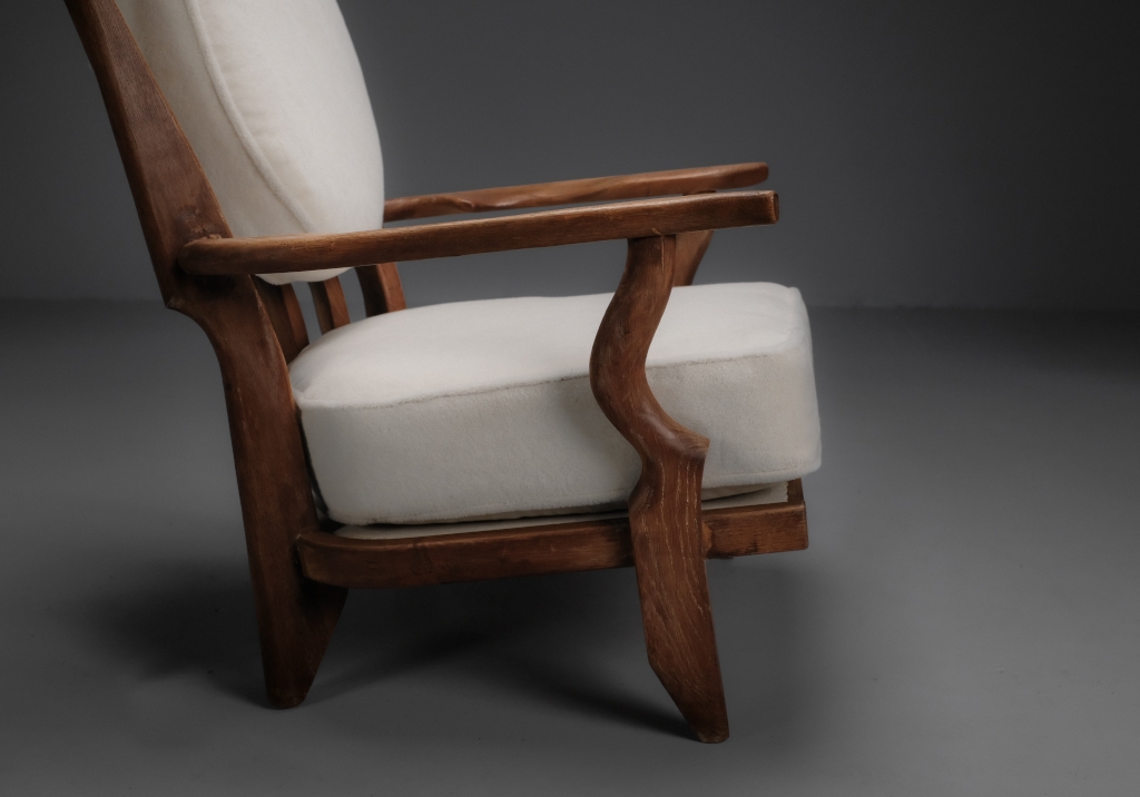 Oak armchair by Guillerme and Chambron: details on the sculptural shape of the legs