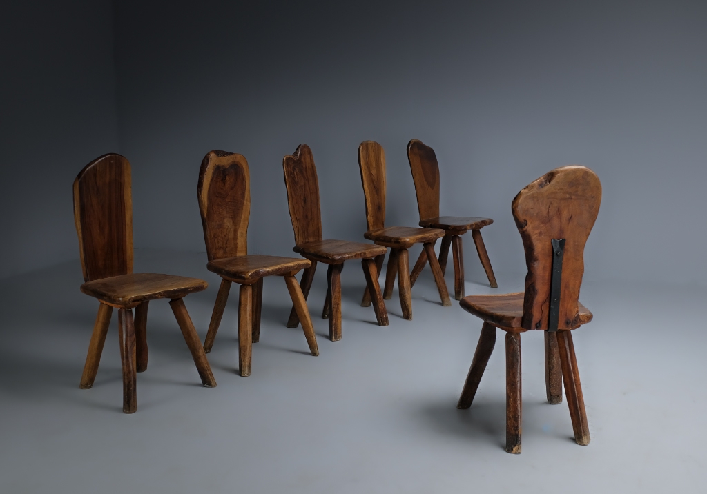 Olive Dining Room: diagonal row of five chairs facing the sixth one