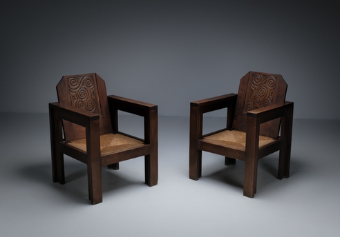 Armchairs by Jospeh Savina: frontal view of the pair of armchairs, each inclined at an internal angle
