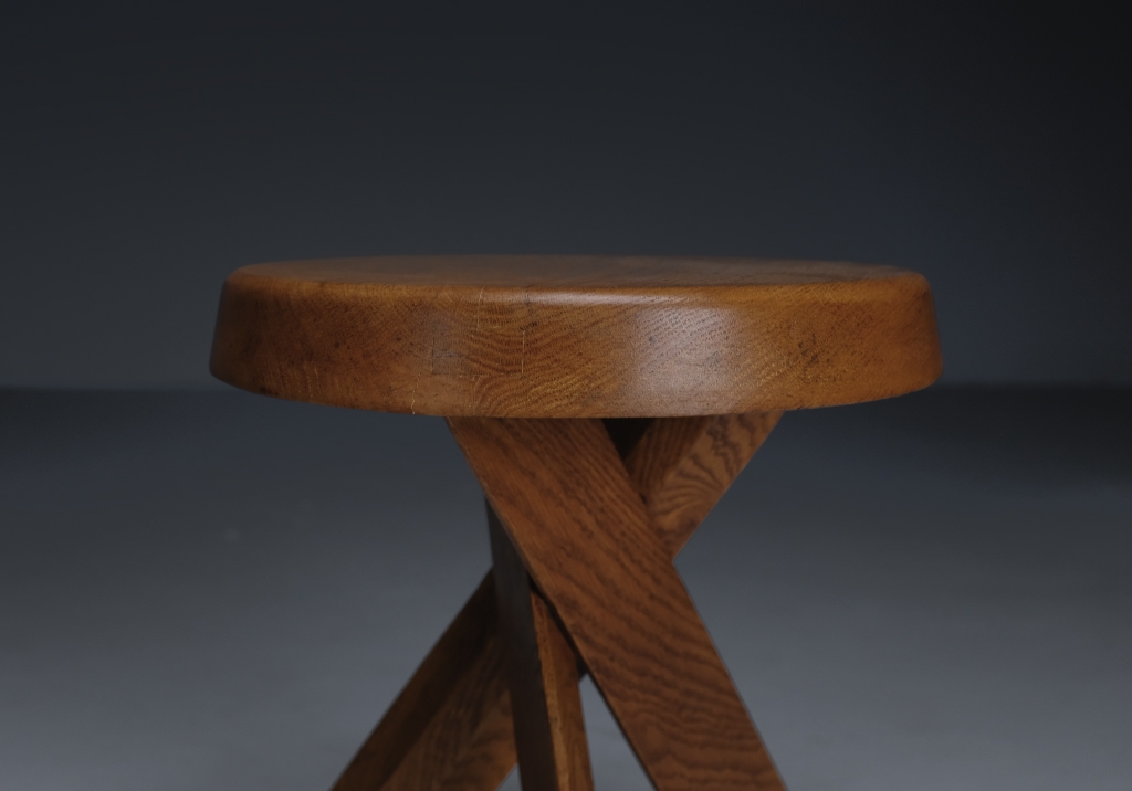 Pair of S31 stools by Pierre Chapo: view of the key to the oak stool