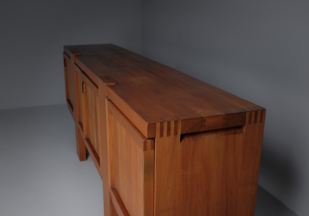 R16 Sideboard by Pierre Chapo: View from the right angle, details of the good condition of the upper part.