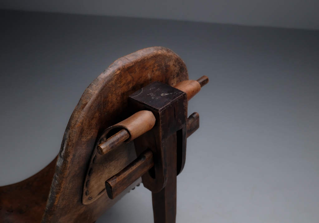 Fauteuil Brésilien Style Brutaliste : détails du système d'assemblage de la structure en bois qui supporte l'assise en cuir