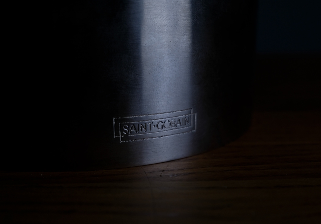 Lampe par Max Ingrand: détail de la marque Saint-Gobain sur le socle cylindrique de la lampe
